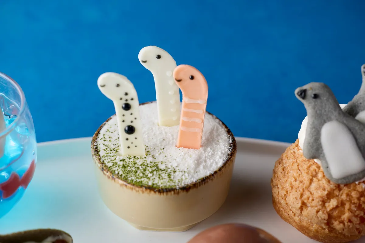 抹茶ショートケーキから顔を出すガーデンイール