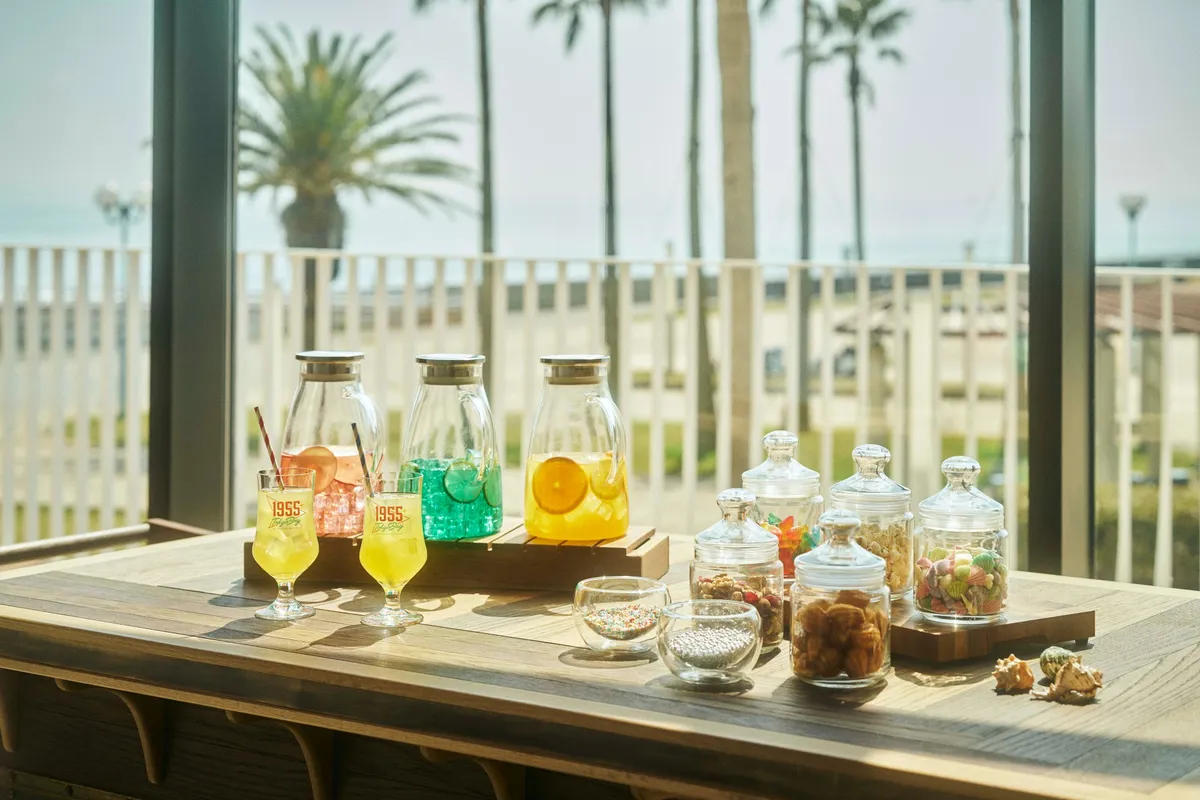 海を望むカフェで楽しむドリンクとスイーツ