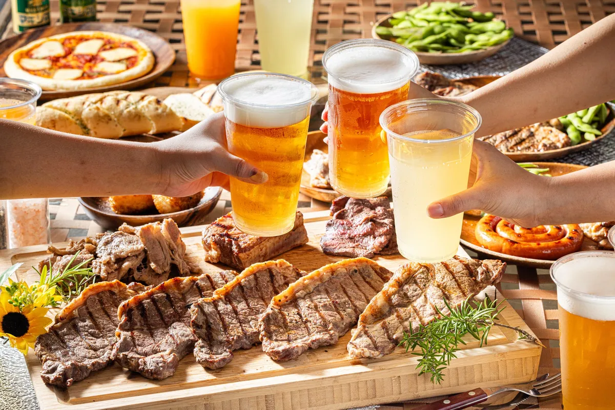 冷えたビールで賑やかに乾杯する様子