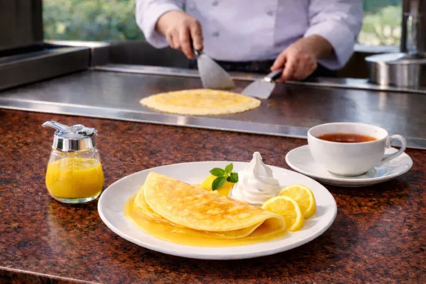 鉄板で丁寧に焼き上げられるクレープ