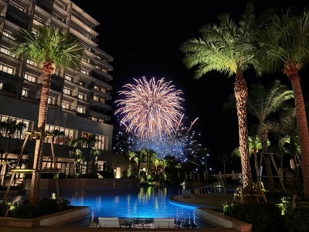 名城ビーチの夜空を彩る打ち上げ花火