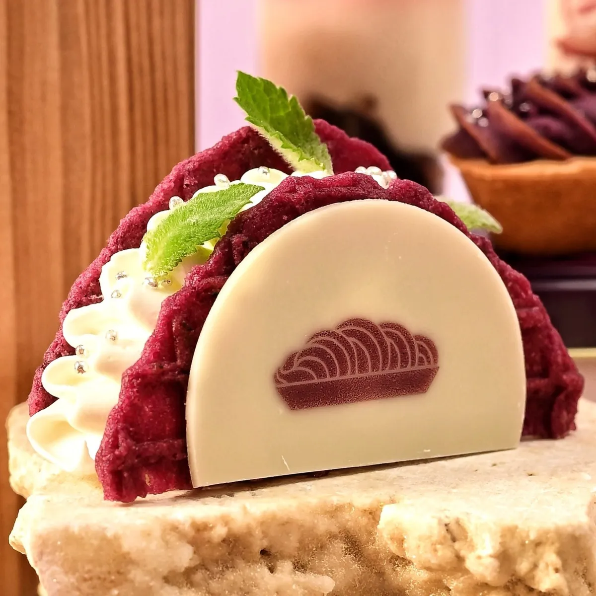 紅いもカラーのワッフルにホワイトチョコを添えたスイーツ