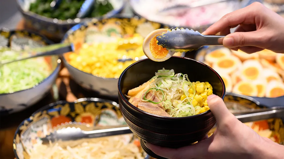 好みの具材を盛り付けて完成させる本格的な北海道ラーメン