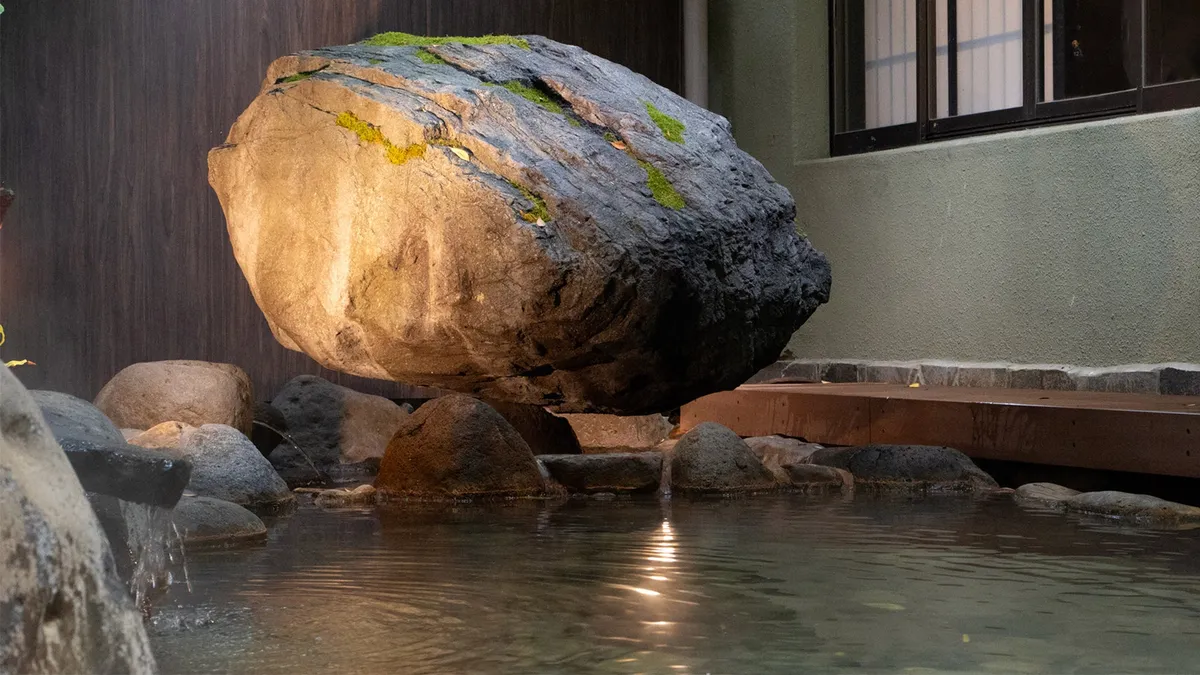 迫力ある巨石が配された露天風呂