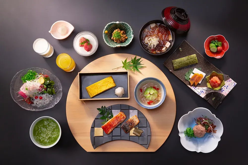 金目鯛の干物や小鉢が並ぶ豪華な和食膳