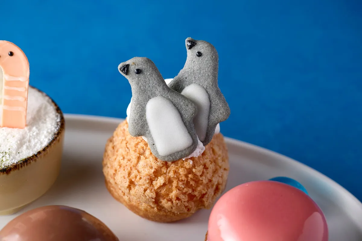 赤ちゃんペンギンが乗ったロックシュークリーム