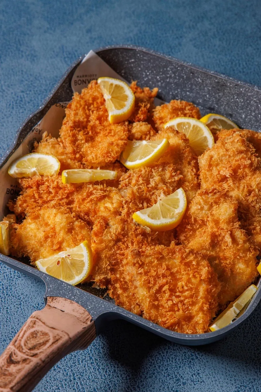 レモンを添えたサクサクのチキンカツ