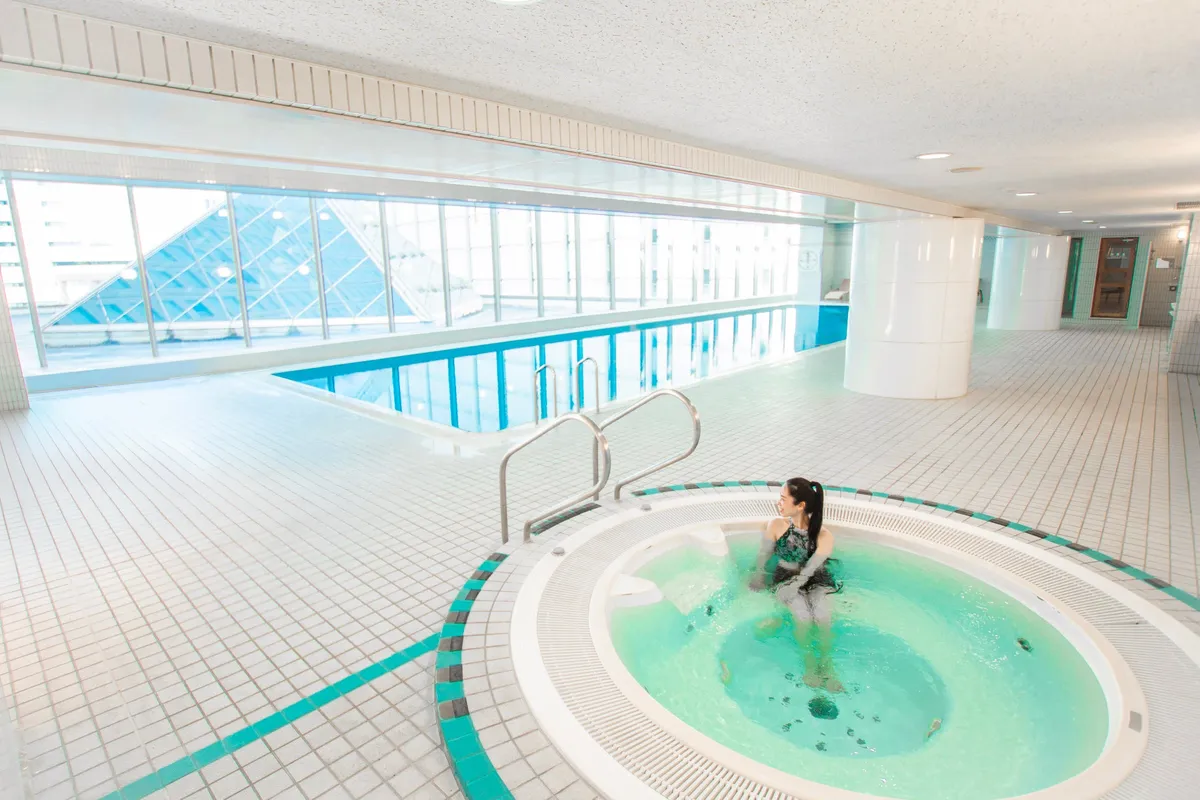 室内プールと円形のジャグジーでくつろぐ様子