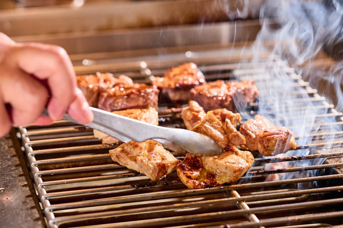 ライブキッチンで焼き上げるグリル料理