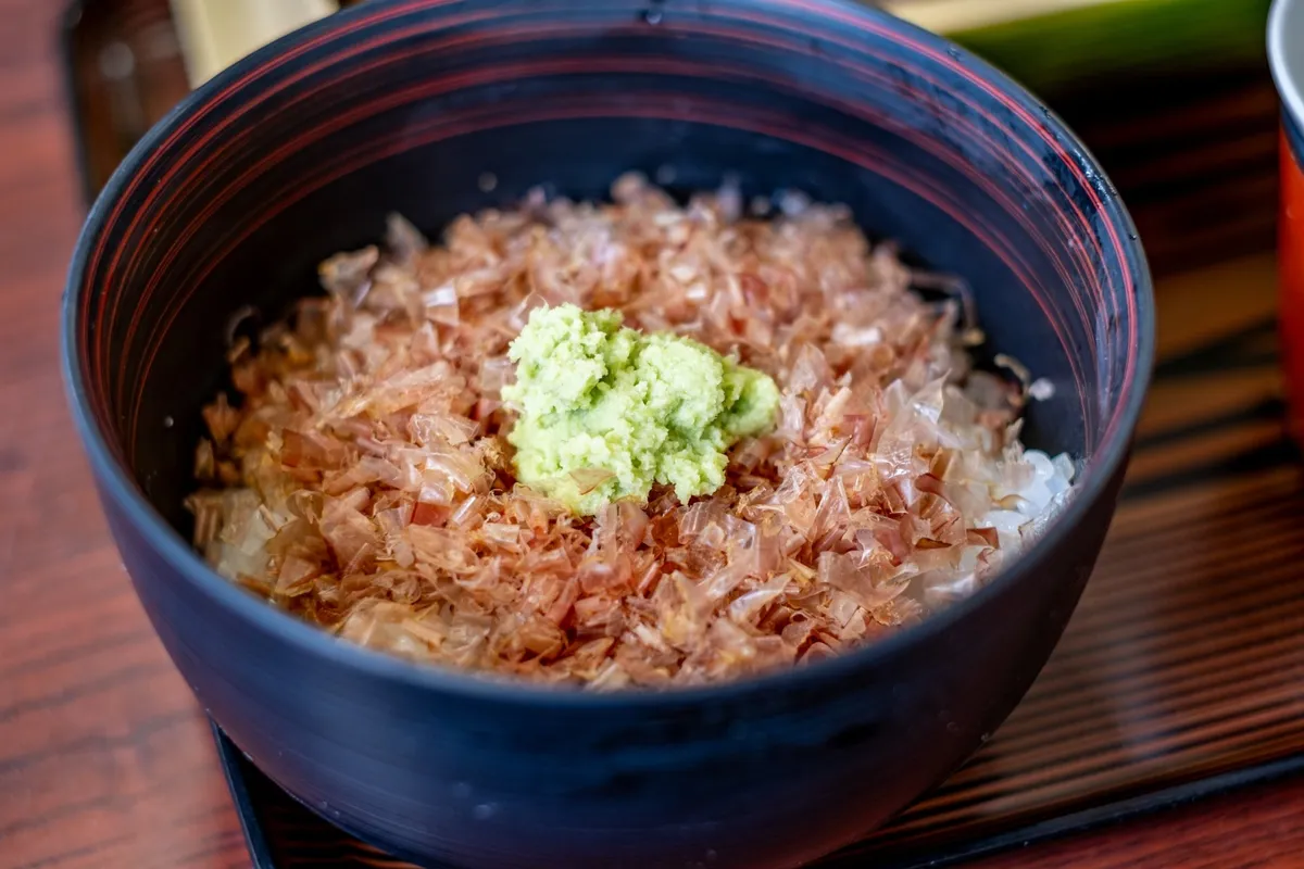 本枯れ節と天城産本わさびが香る贅沢な丼