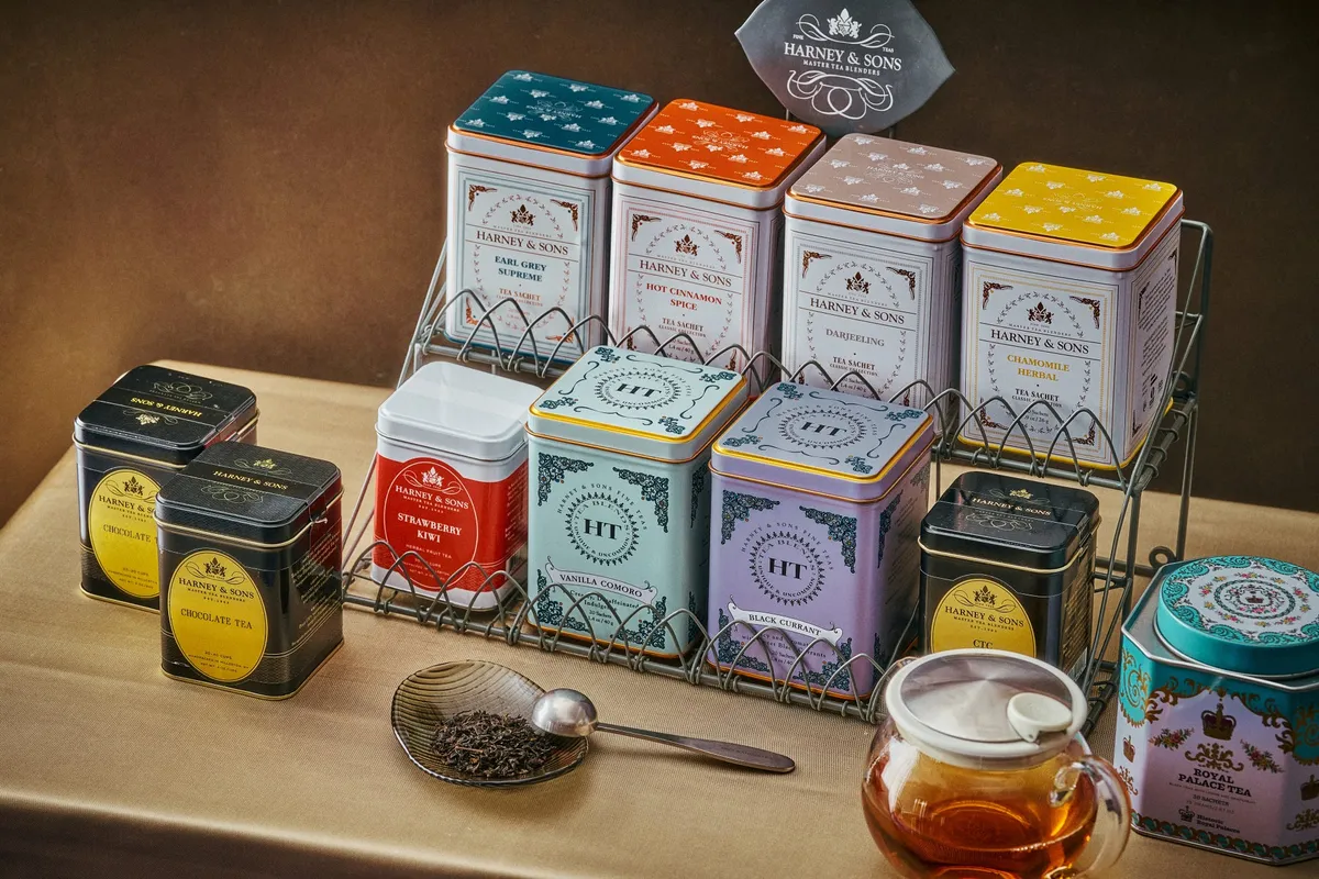 HARNEY & SONSの紅茶缶が並ぶ様子