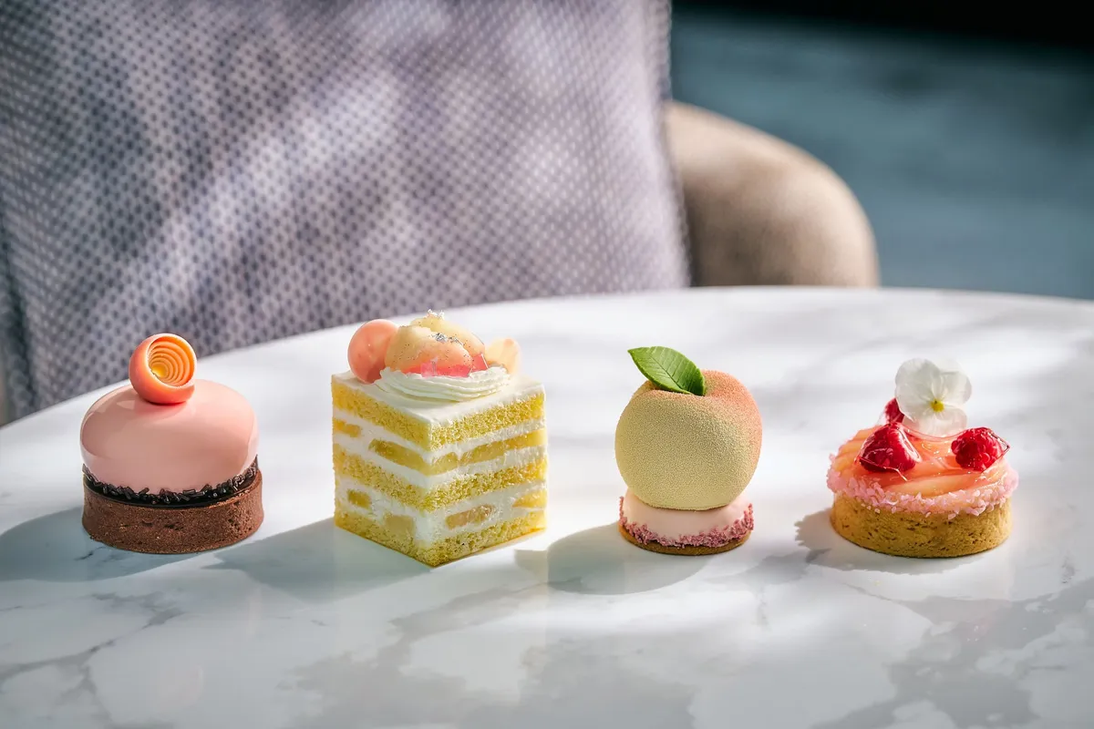ショートケーキやタルトなど4種の桃ケーキ