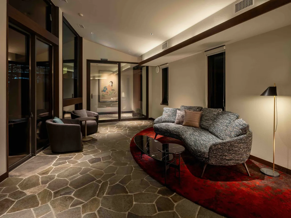 石造りの壁が印象的な洗練されたラウンジ