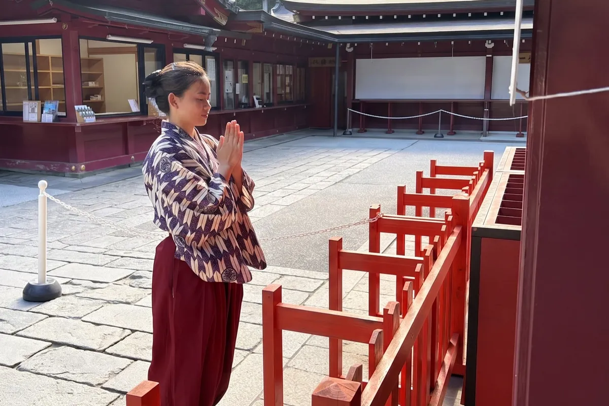 箱根神社で短冊を奉納し祈願する様子