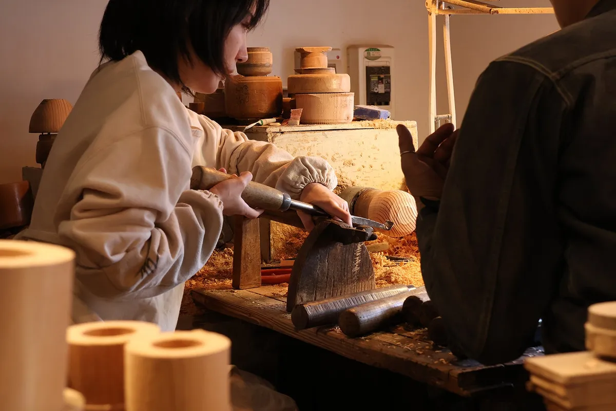 山中漆器の木の器作り体験の様子