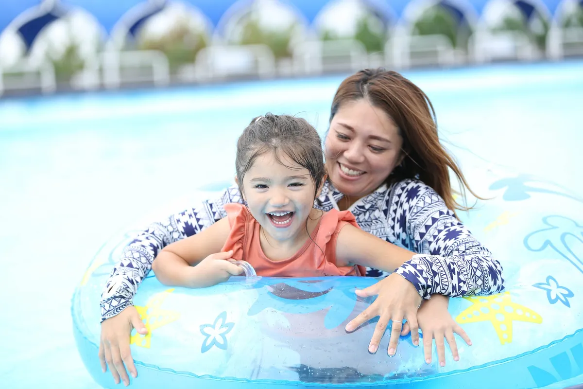 浮き輪で楽しむ親子