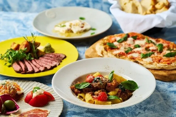 テラスで楽しめるピザやパスタなどの料理
