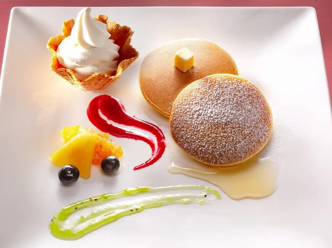 フルーツとソフトクリームが添えられたパンケーキ