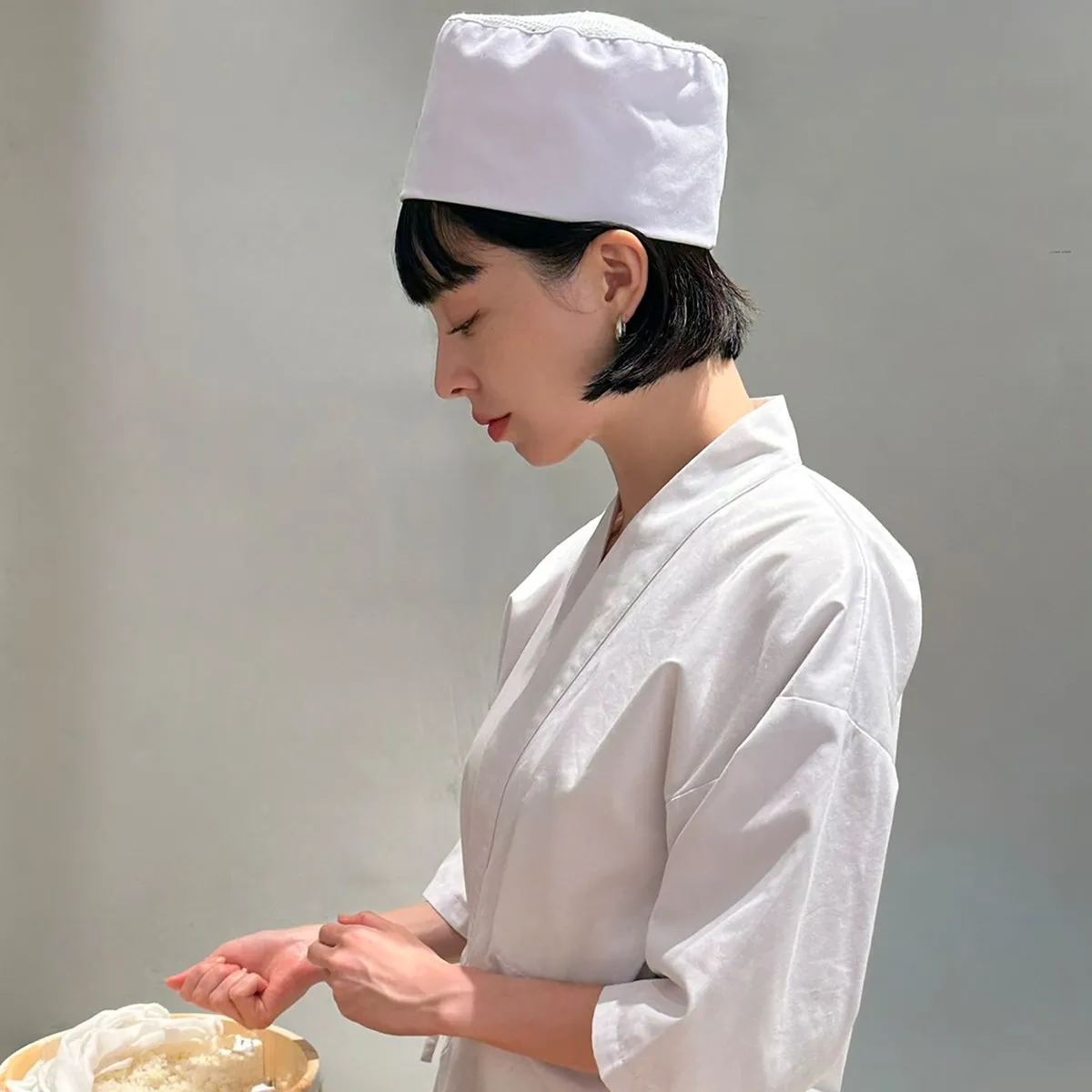 鮨を握る女性職人SUSHI LIONの様子