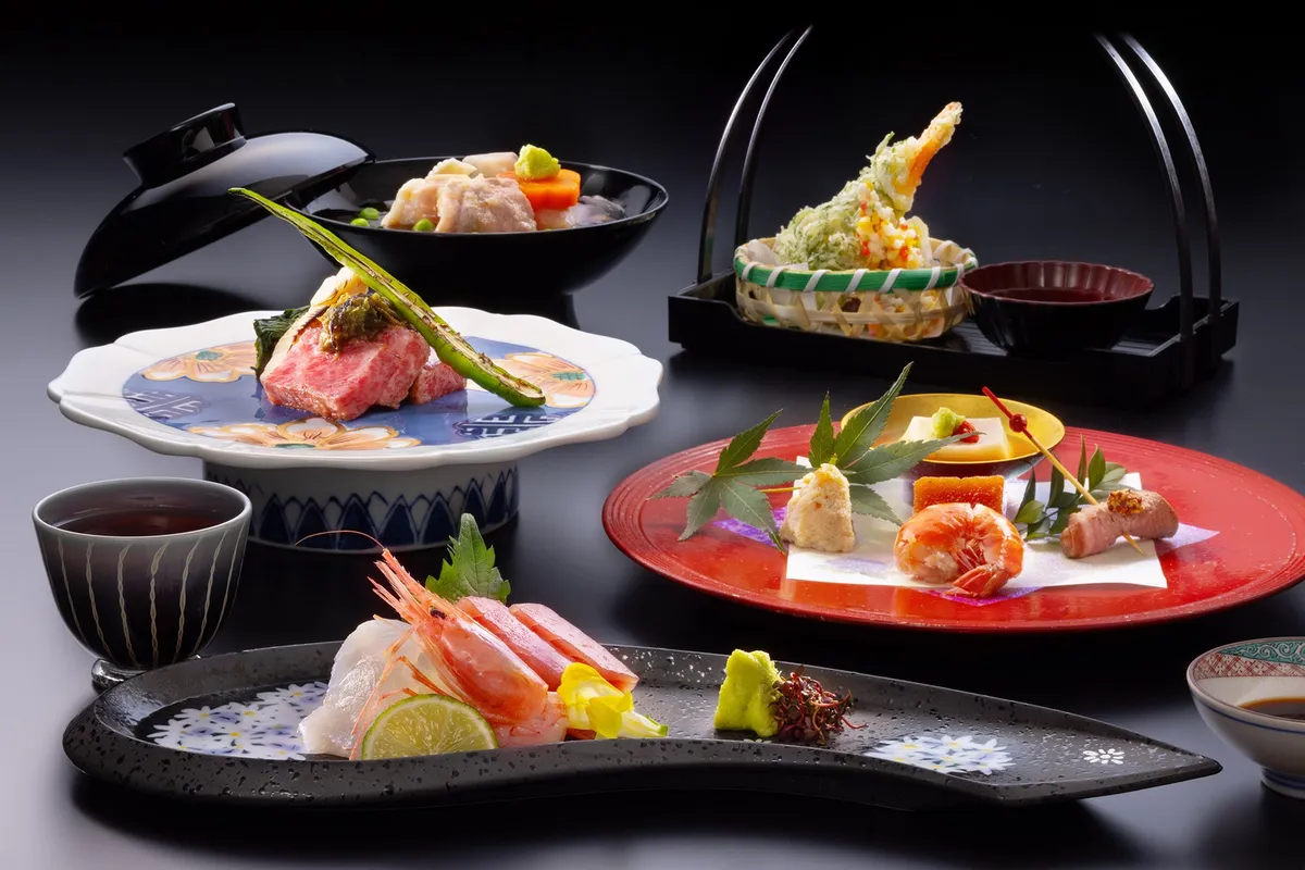 日本海の幸や郷土料理が並ぶ加賀会席