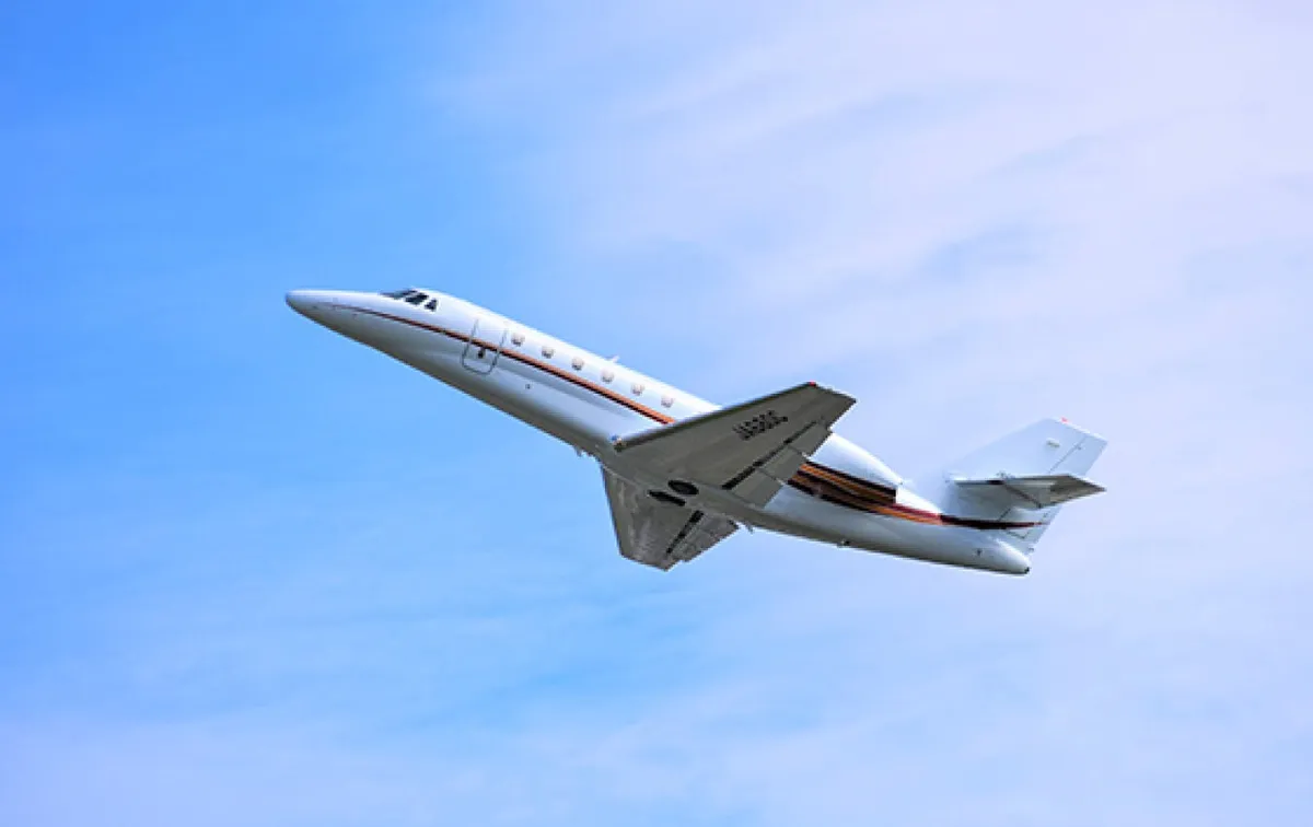 空を飛ぶプライベートジェット