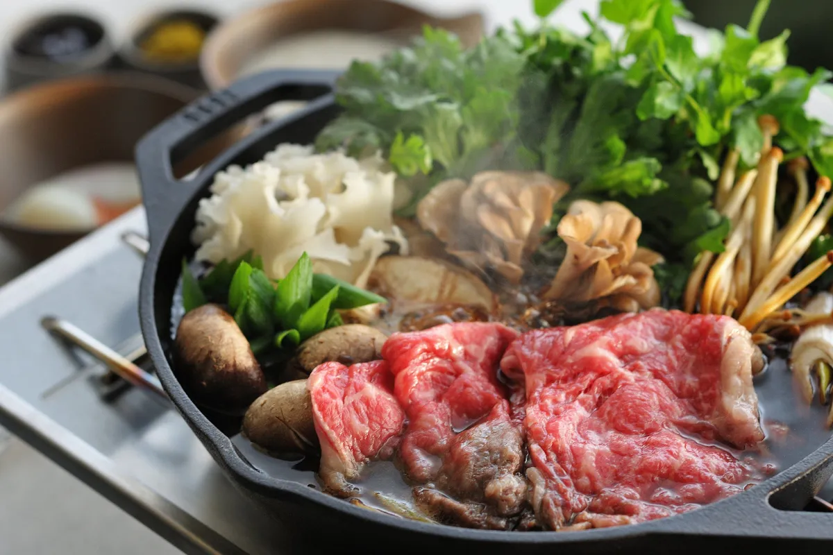 和牛とたっぷりのキノコが入った赤ワインすき焼き鍋
