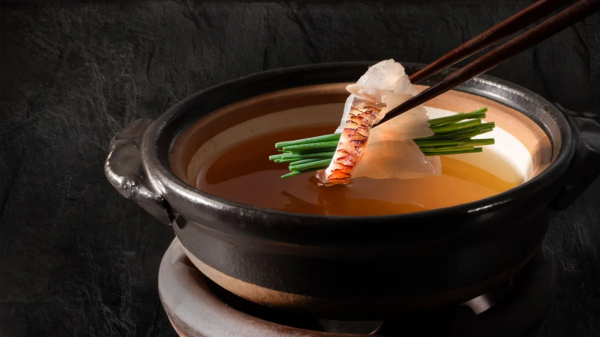 出汁にくぐらせて味わう魚のしゃぶしゃぶ