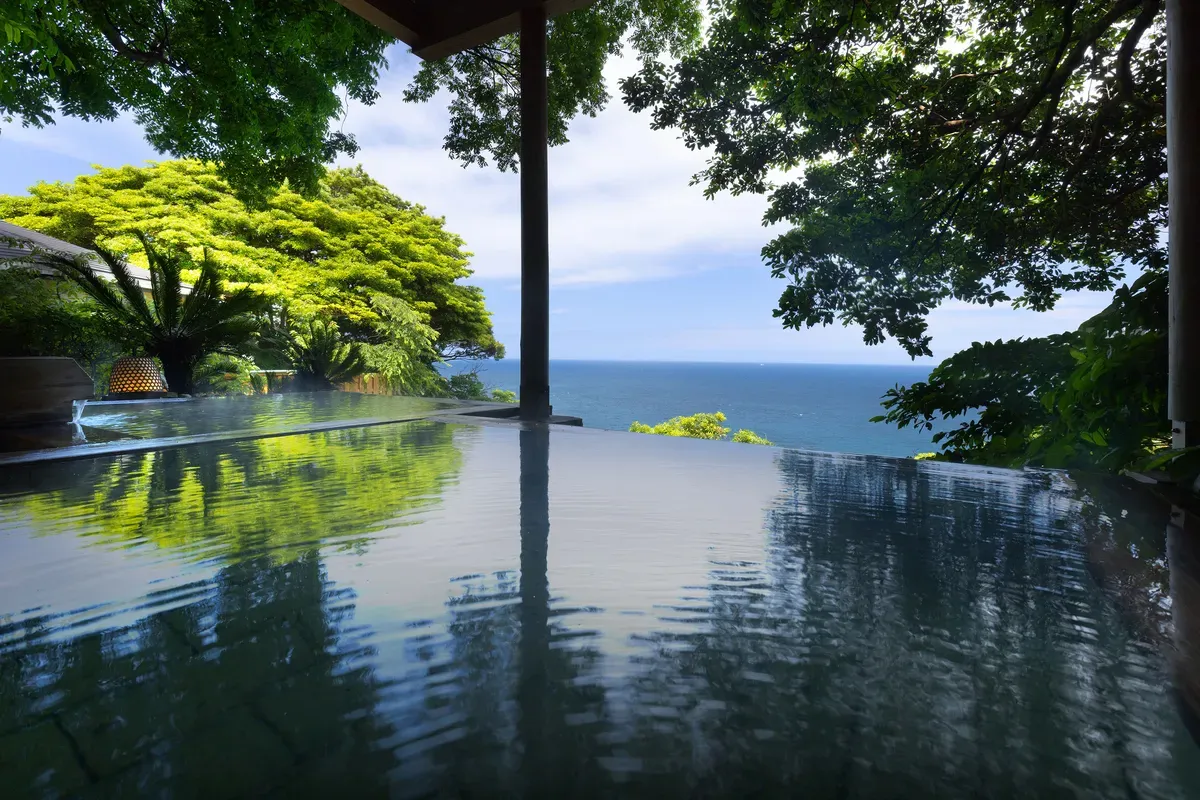 青い海と空が広がる開放的な絶景露天風呂