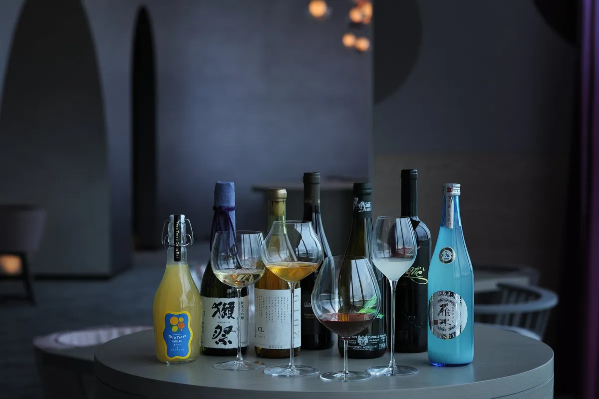 テーブルに並んだ山口の日本酒やワインのボトル