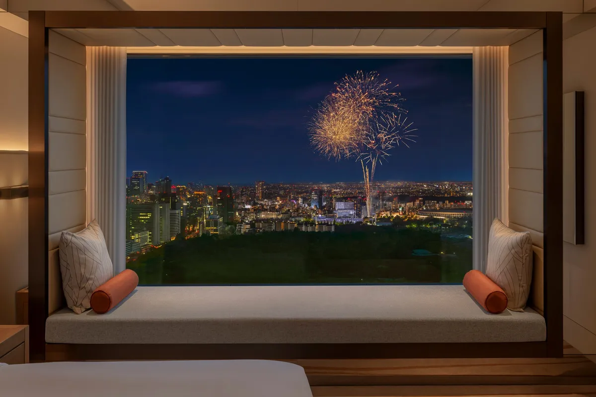 客室の大きな窓から見える夜空の花火