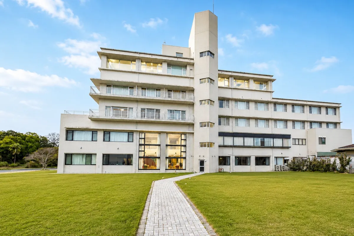 広々とした芝生が広がるホテル外観