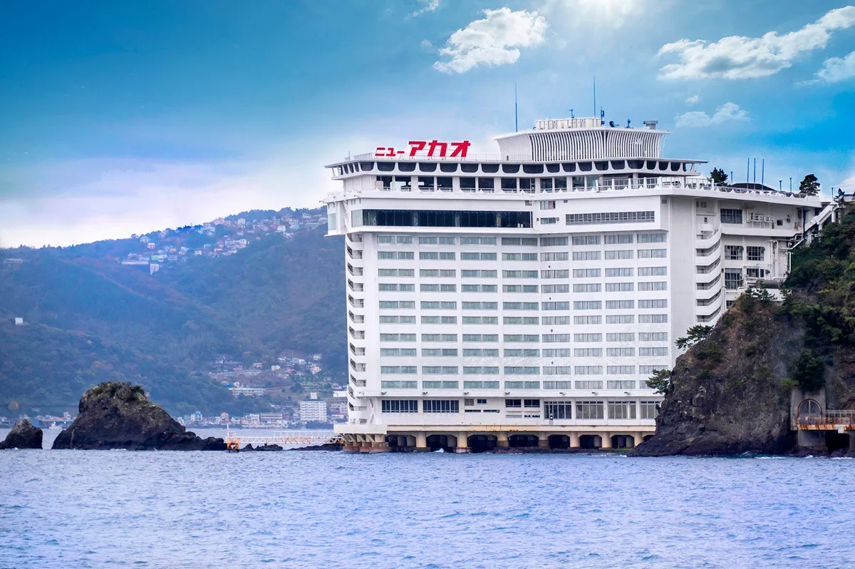 断崖絶壁の錦ヶ浦に建つホテルニューアカオの外観