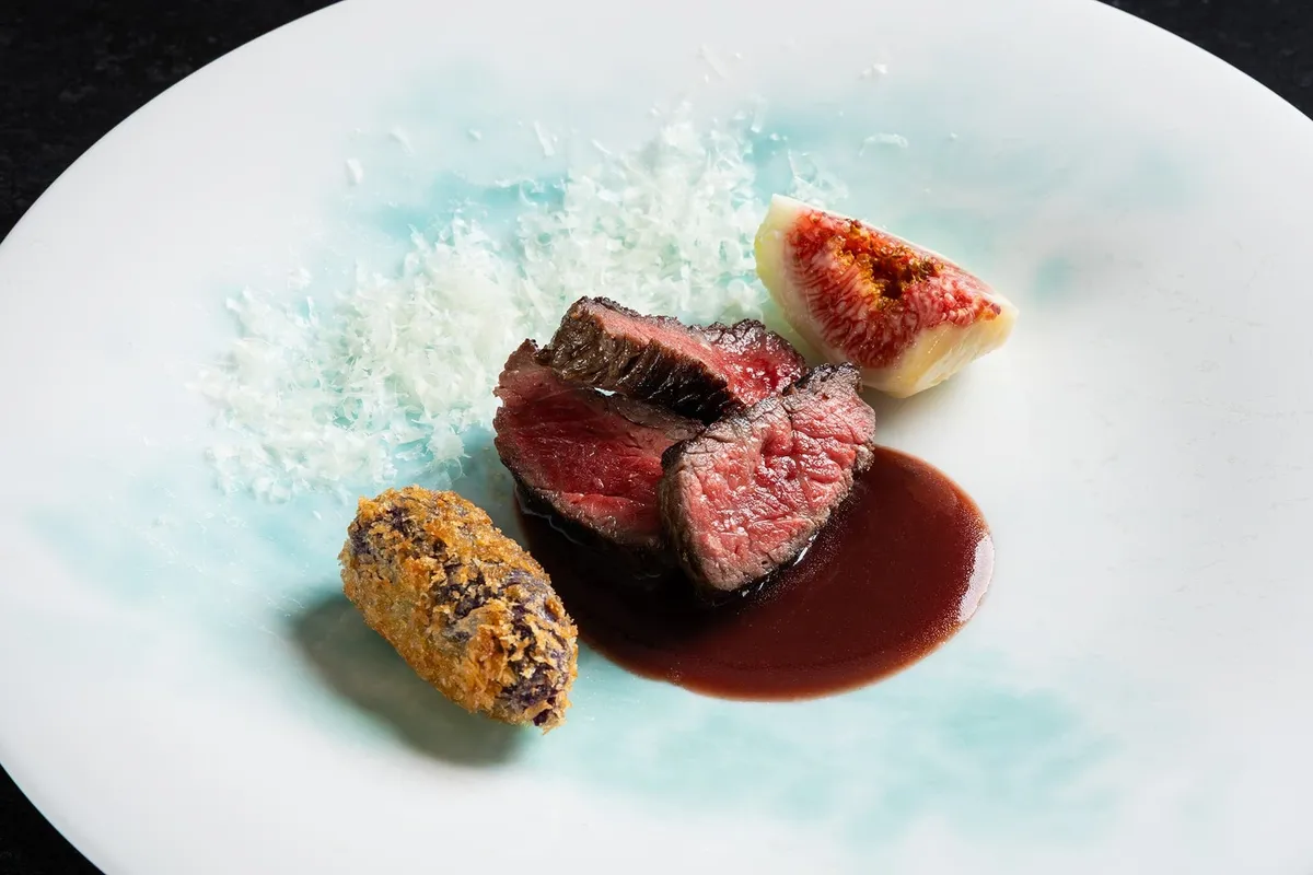石垣牛ランプ肉の炭火焼と旬のイチジク