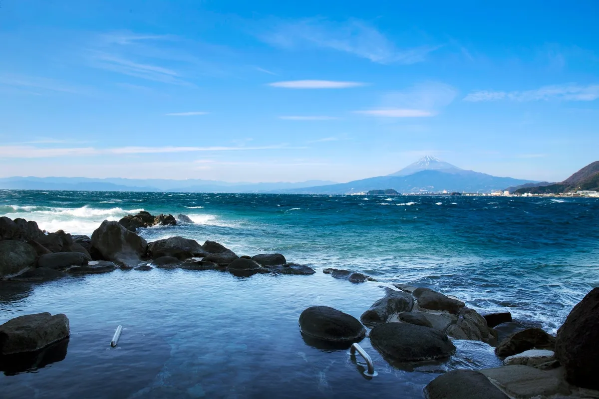 露天風呂から青い海越しに富士山を望む絶景のロケーション