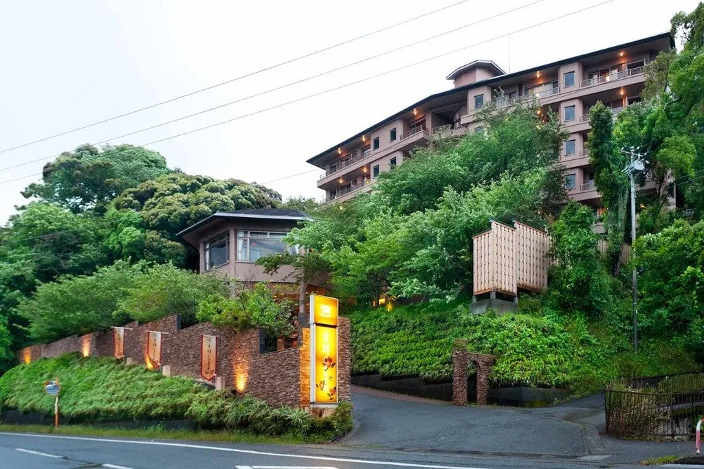 緑に囲まれた吉祥CARENの外観