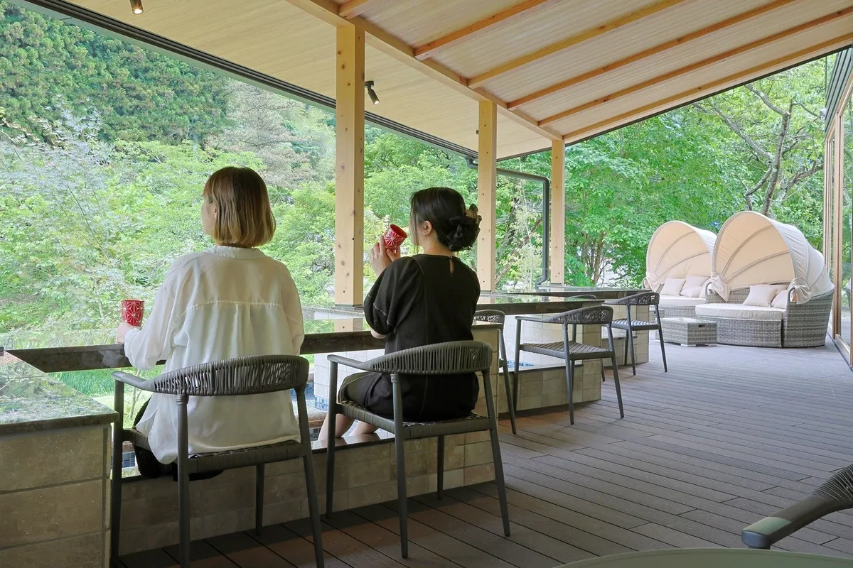 足湯カフェのテラス席