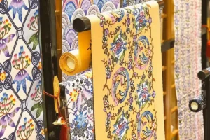 那覇で伝統の技に触れる!ザ ロイヤルパークホテル アイコニック 那覇「琉球びんがた」体験プログラム開始