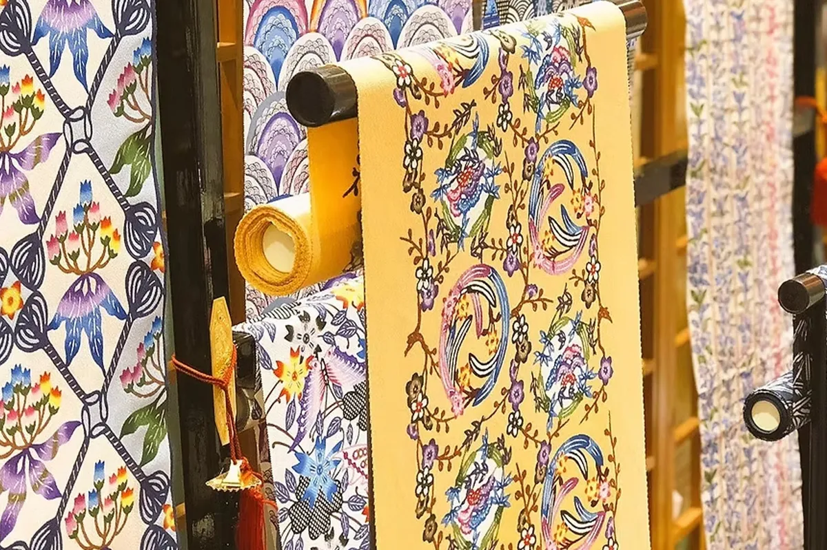 色鮮やかな琉球びんがたの反物