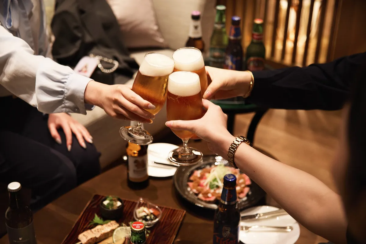 アジアのビールで乾杯する様子