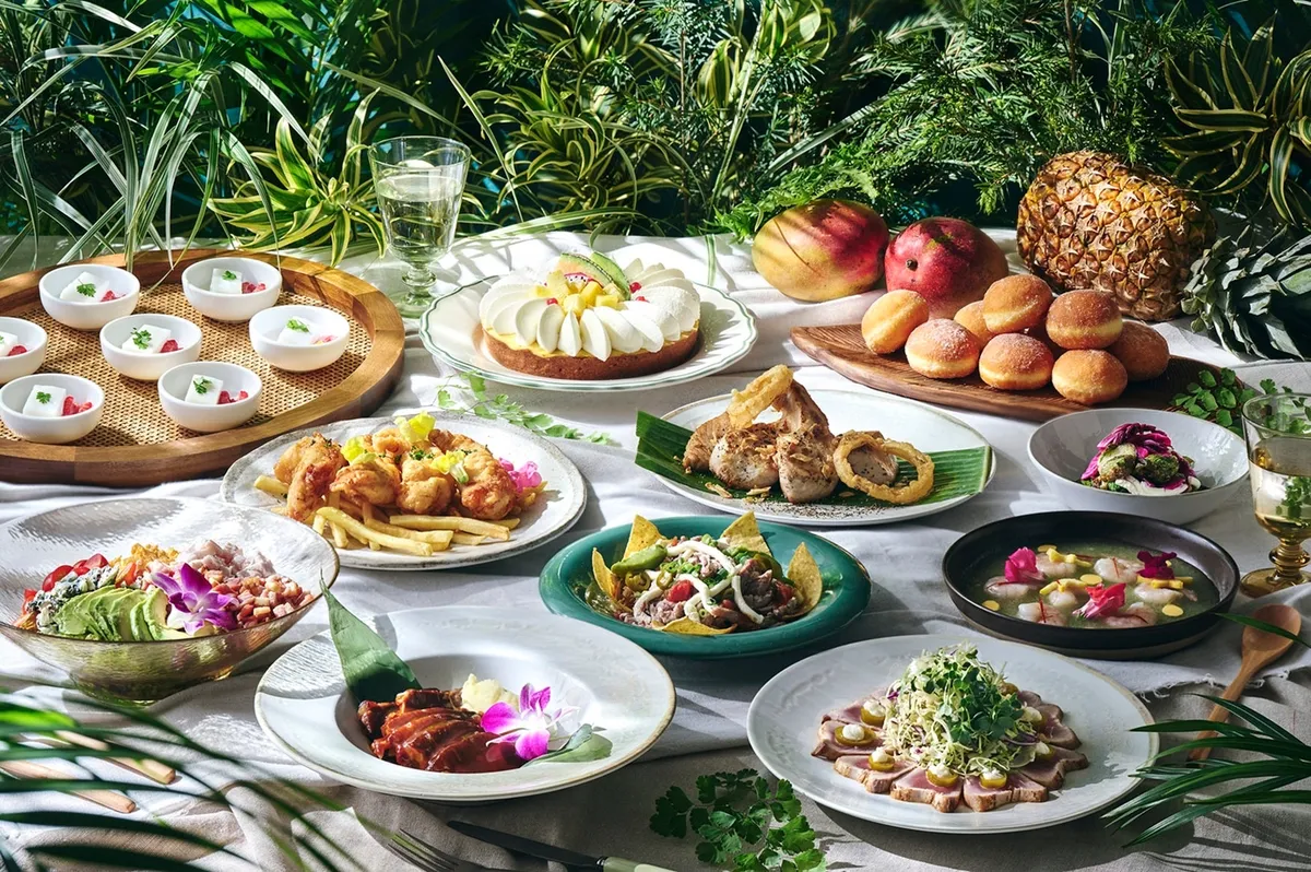 彩り豊かなハワイアンブッフェの料理。アヒのたたきやマラサダなどが並ぶ