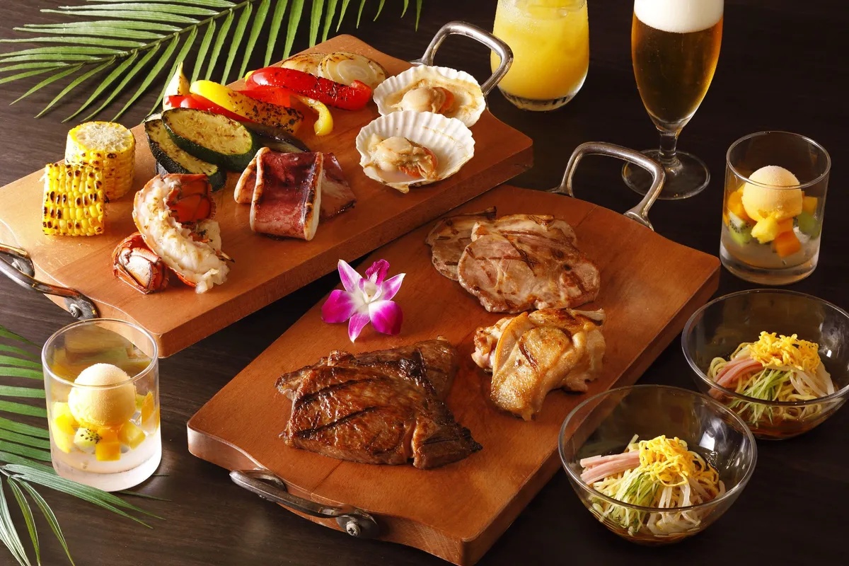 豪華食材が並ぶBBQプレートとサイドメニュー
