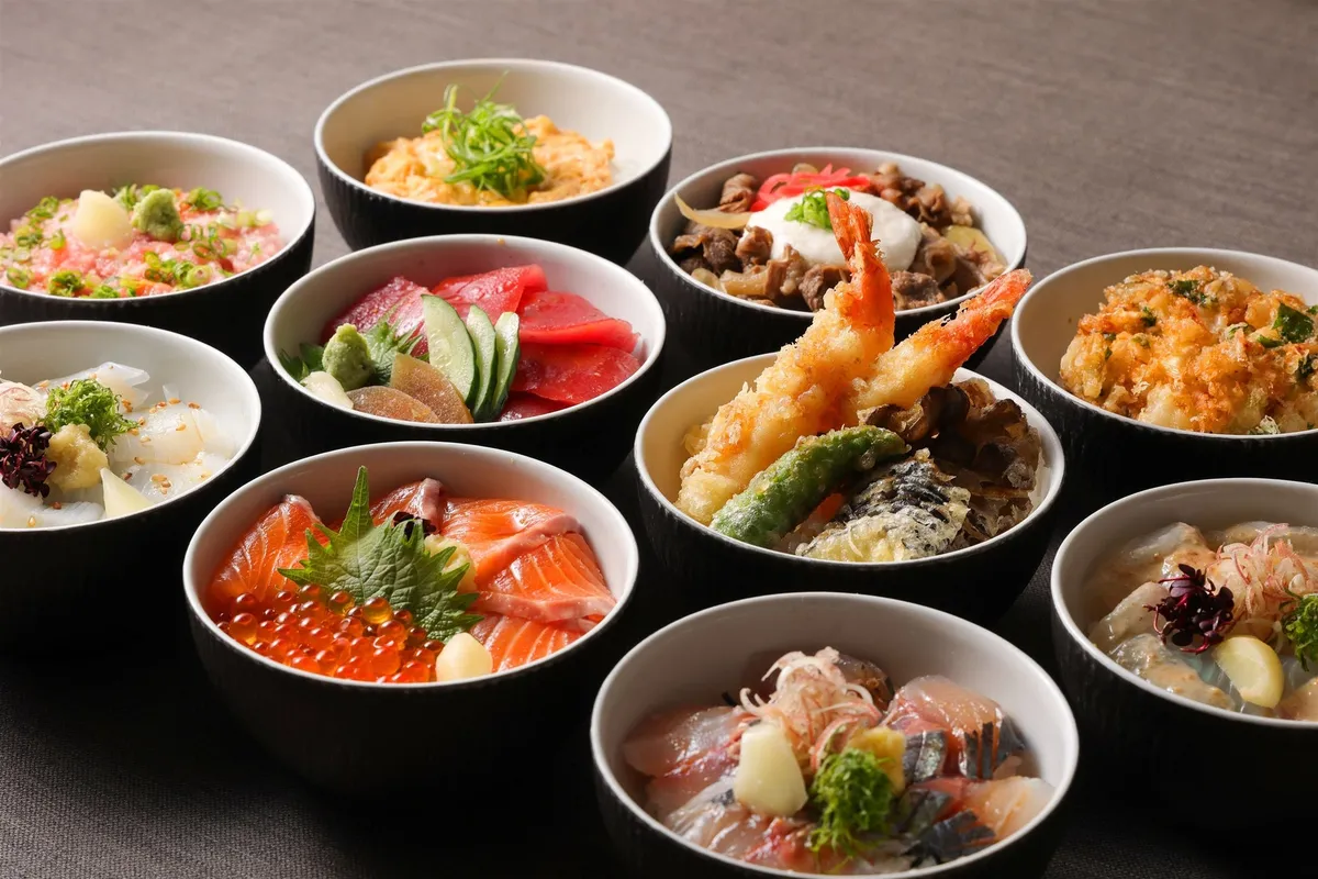 バラエティ豊かなミニ丼の数々