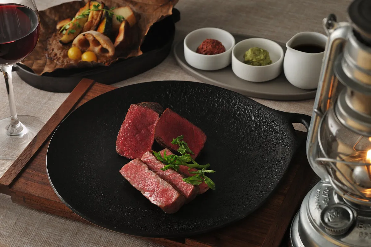 メインディッシュの和牛と鹿肉の赤松燻り焼き