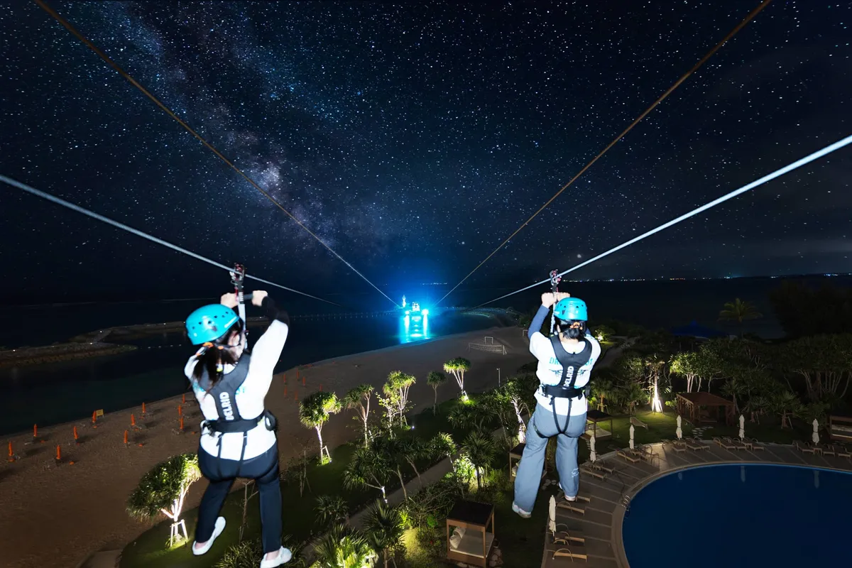 夜空を滑走するナイトジップライン