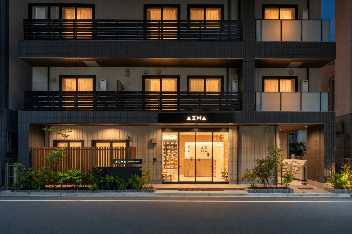 夜の帳が下りたAIMA Tokyo Kinshichoの外観