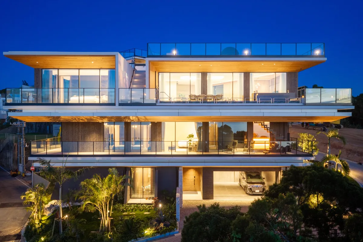 夜空に映えるVilla OCEANの外観
