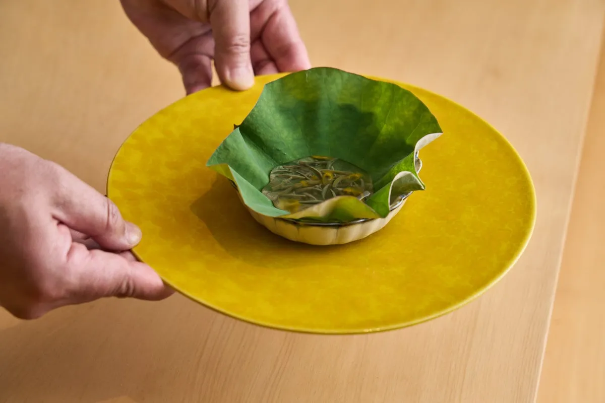 蓮の葉に浮かべたじゅんさいと旬果のデザート