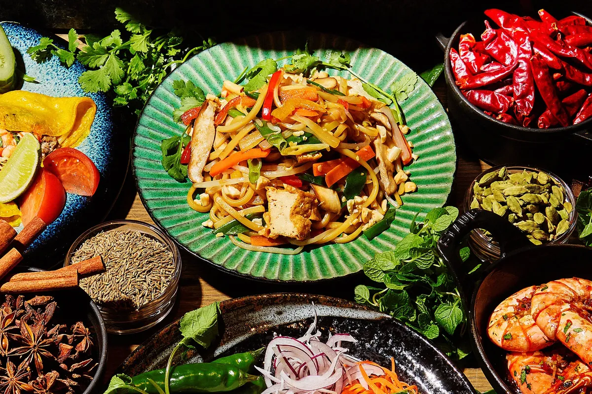スパイスに囲まれた本格パッタイ