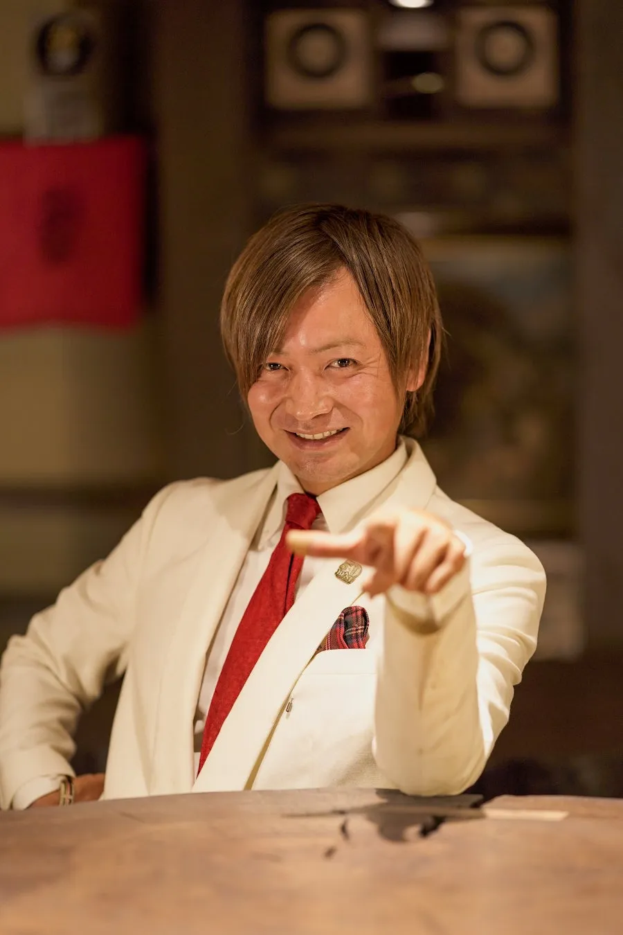 笑顔でポーズをとるオーナーバーテンダーの鹿山博康氏