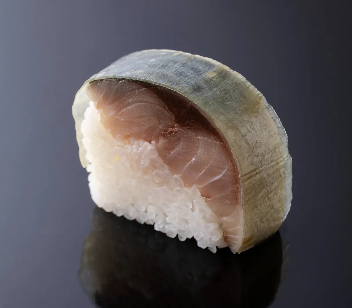 白板昆布を纏った京都伝統の鯖寿司のアップ